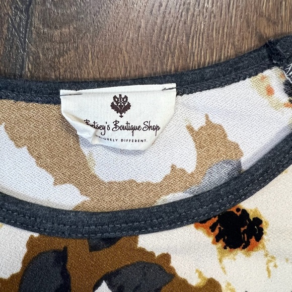 Betsey’s Boutique 3/4 sleeve floral top SZ SM - Picture 3 of 3